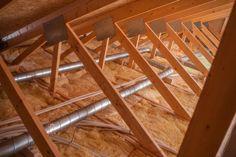 Isolation entre chevrons : pourquoi une seule couche ne suffit jamais