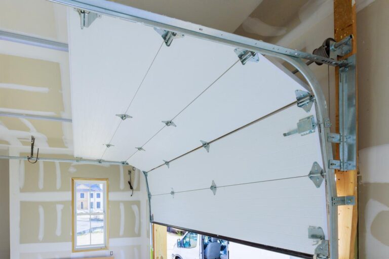 Isoler une porte de garage sans bloquer son mécanisme